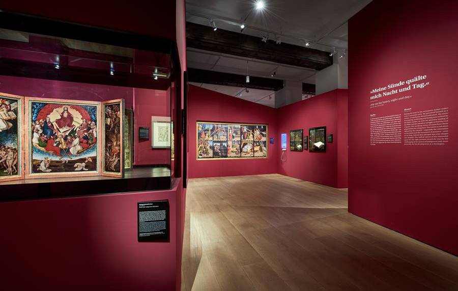 Das Bild zeigt einen Blick in den Ausstellungsteil "95 Schätze".