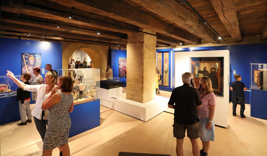 Das Bild zeigt Besucher in der Ausstellung "Luther und die Deutschen".