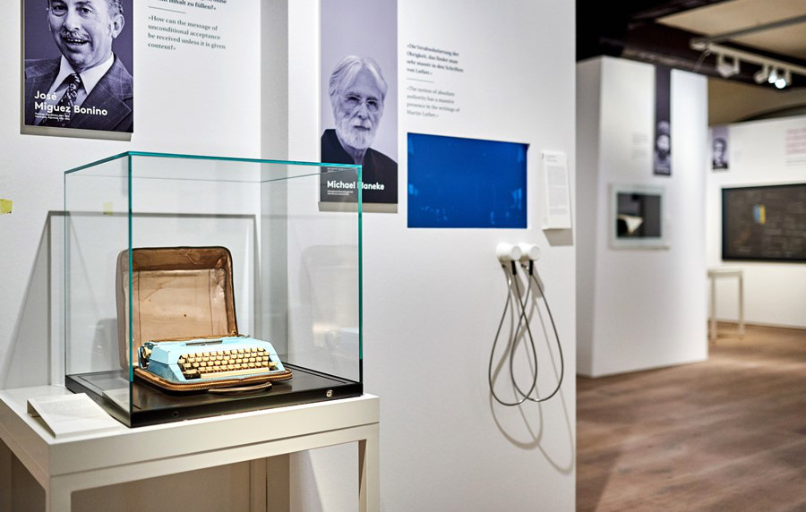 Das Bild zeigt den Blick in den Ausstellungsbereich "95 Menschen", hier ist die Schreibmaschine von José Míguez Bonino zu sehen.