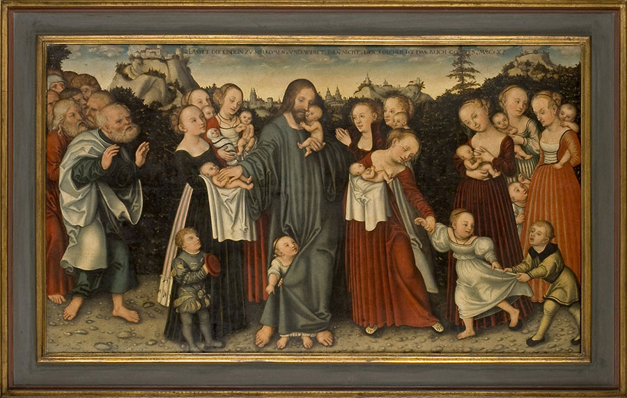 Lucas Cranach stellt eine typisch protestantische Szene dar: Christus segnet die Kinder, die sich allein oder mit ihren Müttern um ihn scharren. Die Jünger sind links an den Bildrand verbannt und betrachten die Szene staunend und zum Teil unwirsch.