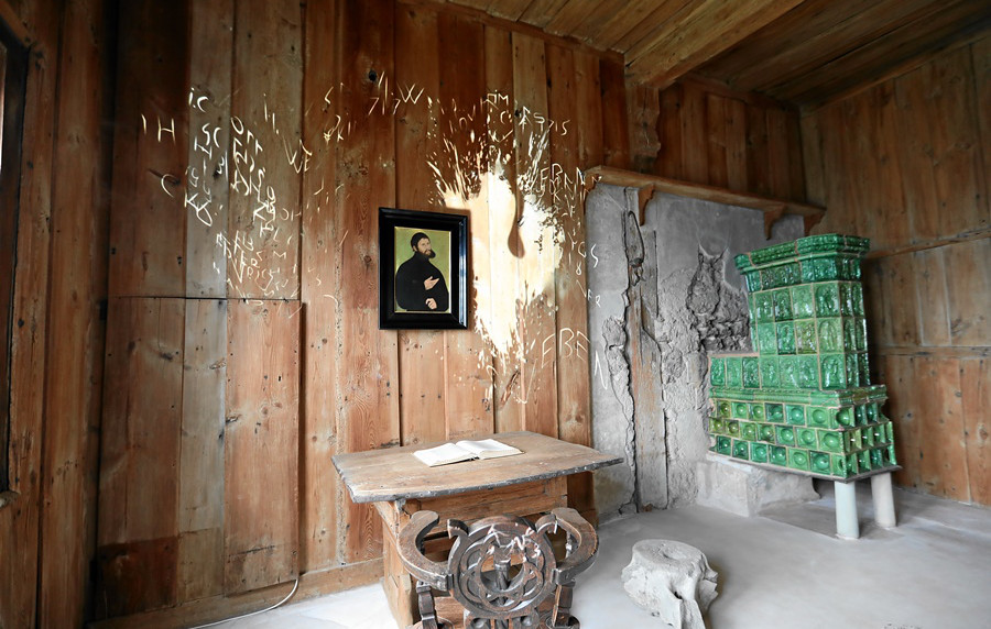 Das Bild zeigt die Lutherstube auf der Wartburg, an deren Wand ein Tintenfleck projeziert wird.