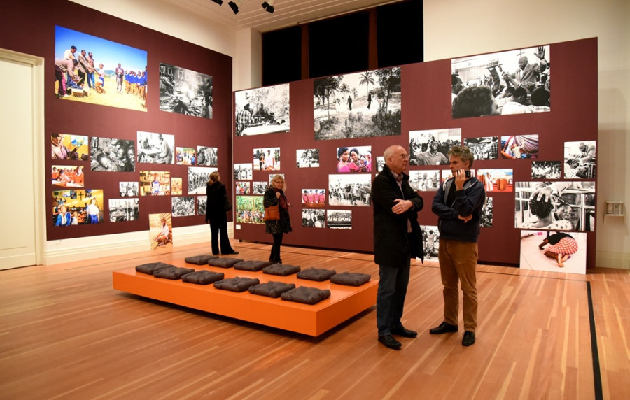 Das Bild zeigt den Raum der Ausstellung, in dem die Bilder der Fotoreportage von Karsten Hein zu sehen sind.