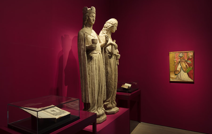 Das Bild zeigt die beiden Skulpturen "Ecclesia und Synagoge".