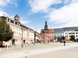 Das Bild zeigt den Marktplatz in Eisenach mit Stadtschloss, Ratsapotheke, Rathaus und Georgsbrunnen.