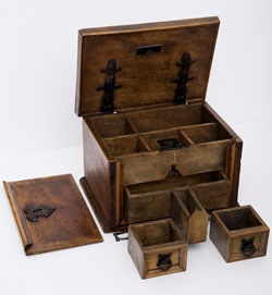 Das Bild zeigt den hölzernen Schreibkasten von Martin Luther aus dem 16. Jahrhundert.