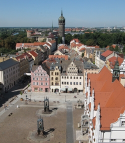 Blick von oben auf den Marktplatz von Wittenberg mit altem Rathaus, im Hintergund die Schlosskirche.